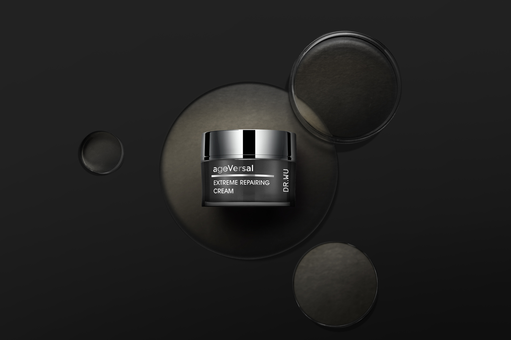 「超逆齡修復精華霜」使用「雙波緊緻胜肽科技」質地豐盈細緻，成分一抹滲入.jpg (168 KB)